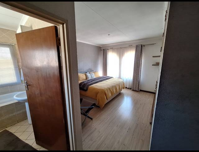 3 BEDROOM HOUSE FOR SALE IN VANDERBIJLPARK SE 3